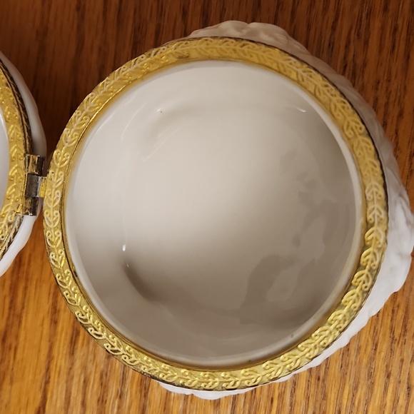 Fine China trinket box I'm cream with gold. Attached lid. - Picture 7 of 9